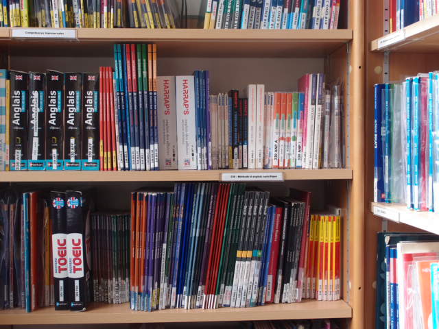 Centre de ressources anglais : étagères, livres Centre de ressources anglais : étagères, livres